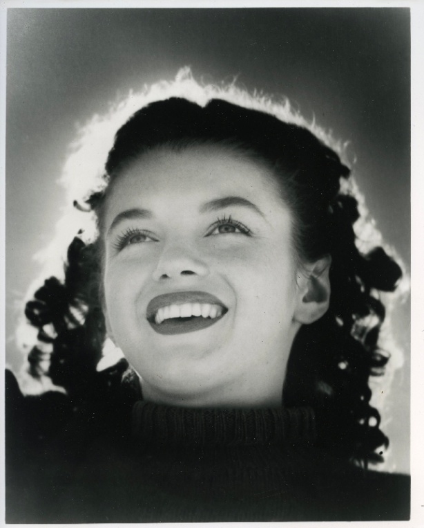 André-de-Dienes-Romanian-Américain-1913-1985-Jeune-mannequin-américaine-Norma-Jean-Baker-avant-de-devenir-lactrice-Marilyn-Monroe-en-1945.