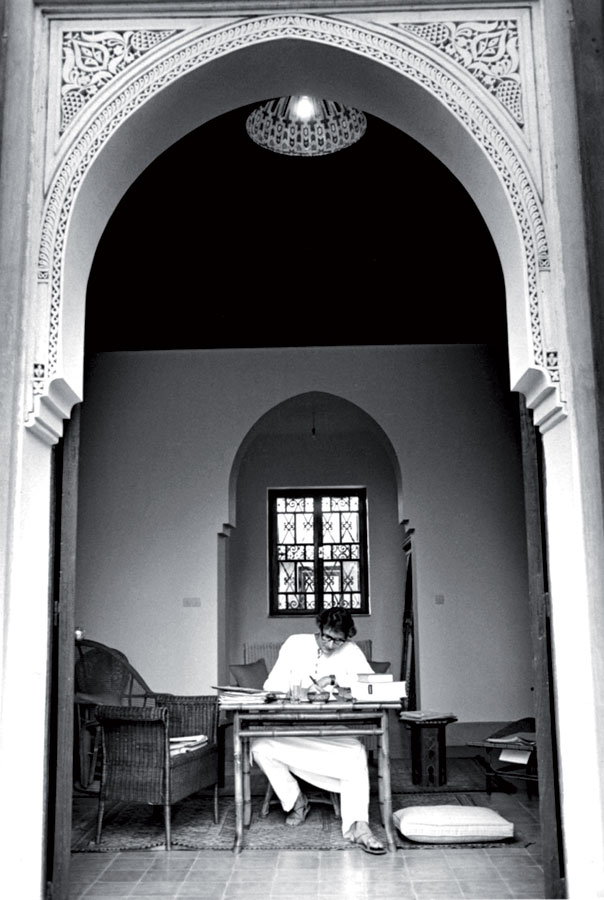 Yves Saint Laurent dans sa maison de Marrakech. 