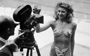 Le premier bikini porté le 5 juillet 1946 lors d'un défilé à Paris.