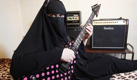 La guitariste de heavy metal qui porte le niqab