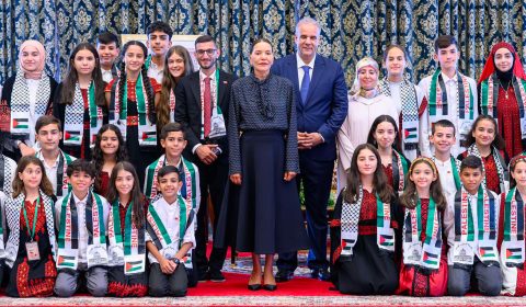 La-Princesse-Lalla-Hasnaa-recoit-les-enfants-maqdessis2