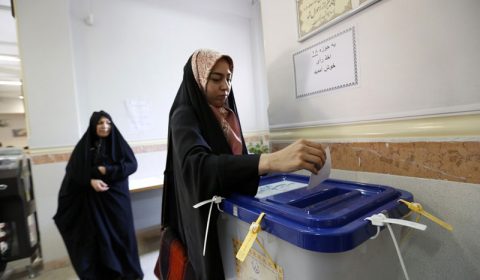 Une-Iranienne-vote-pour-second-tour-legislatives-Robat-Karim-pres-Teheran-29-avril-2016_0_1400_933