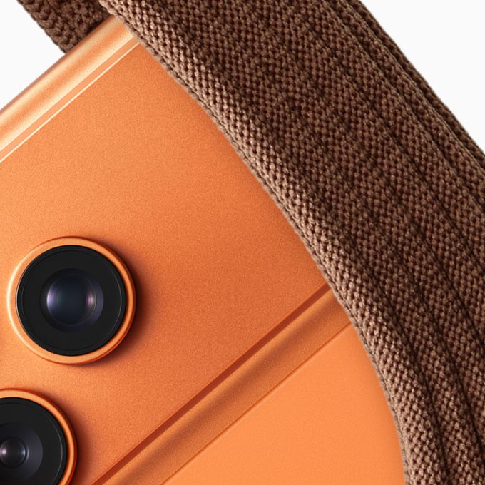 apple-iphone-pocket-and-issey-miyake-cinnamon-with-iphone-17-pro-bigjpglarge-2x