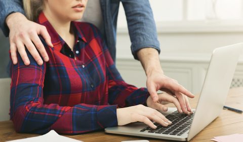harcelement-sexuel-au-travail-collegue-lubrique-touchant-jeune-femme-choquee-tout-travaillant-ordinateur-portable-au-bureau-espace-copie-recadrage