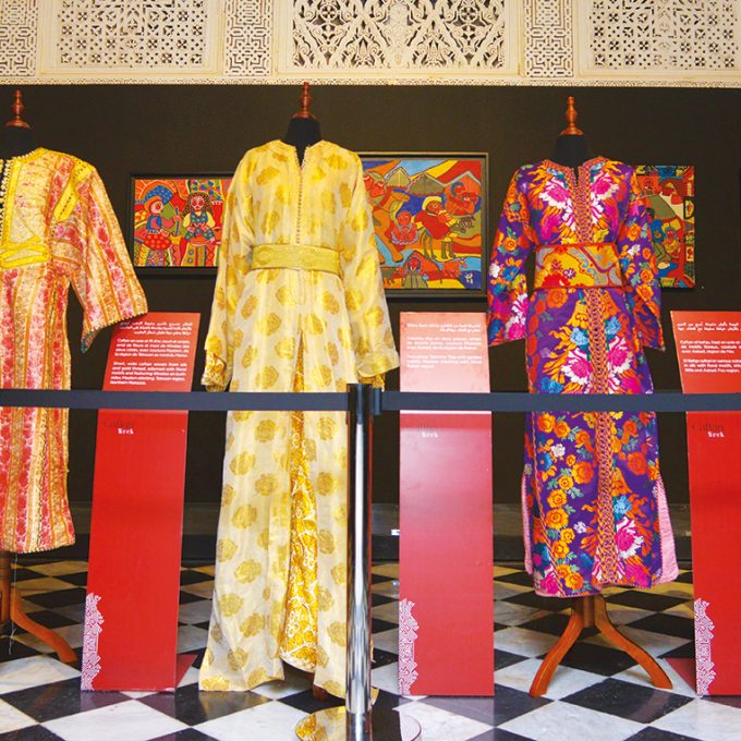 DES CAFTANS SOMPTUEUX, témoins du savoir-faire des maîtres artisans.